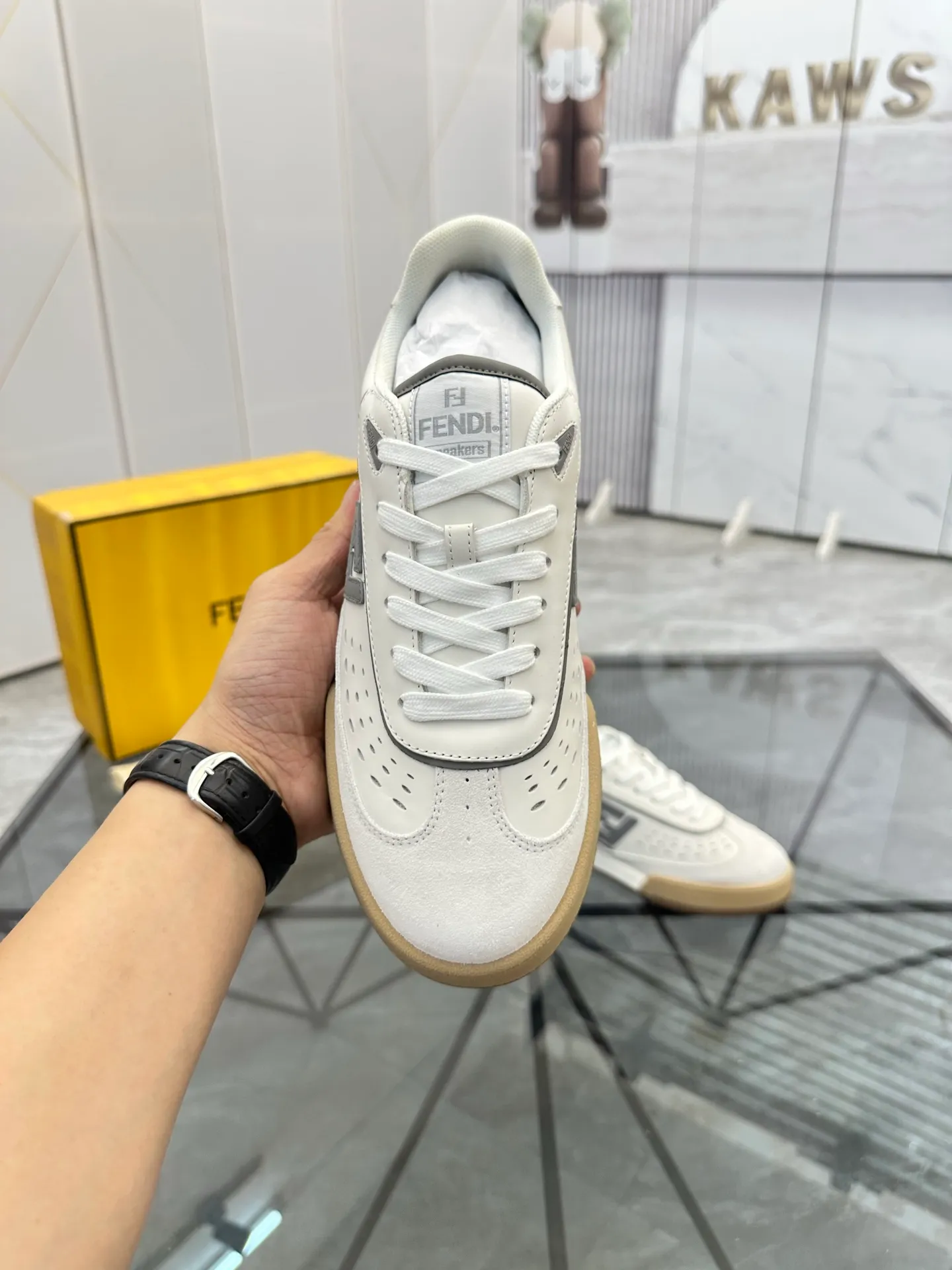 Selling men's shoes 💰: 💰P620¥ Top quality Product trademark: Fendi* "Fendi*" low-top casual shoes Regular size: 35-44 (can be customized to 38.45.46) Product material: imported first-layer nubuck leather upper, breathable lining, original outsole. No.:H208